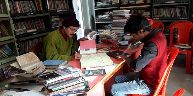 প্ৰেৰণা পুথিভঁৰালৰ মূল ব্যক্তি দ্বিজেন্দ্ৰ নাৰায়ণ শৰ্মা (বাওঁফালৰজন)