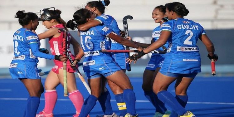 398442-women-hockey