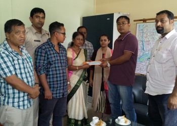 কাজিৰঙাত কৰ্মৰত অৱস্থাত নিহত বনকৰ্মীৰ পৰিয়াললৈ ৫ লাখকৈ টকাৰ সাহায্য