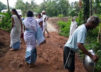 হাতে হাতে কোৰ, বেলচা লৈ পথ নিৰ্মাণৰ বাবে ওলাই আহিল কলিয়াবৰৰ দাৰীগজিৰ ৰাইজ