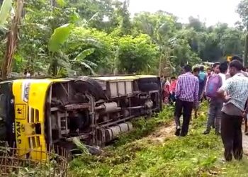 লখিমপুৰত স্কুল বাছ দুৰ্ঘটনাগ্ৰস্ত হৈ ১০ গৰাকী ছাত্ৰ-ছাত্ৰী আহত