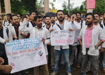সমগ্ৰ দেশৰ লগতে অসমতো কলকাতাত কৰ্তব্যৰত চিকিৎসক পৰিবহ মুখোপাধ্যায়ক কৰা বৰ্বৰ আক্ৰমণৰ বিৰুদ্ধে তীব্ৰ প্ৰতিবাদ