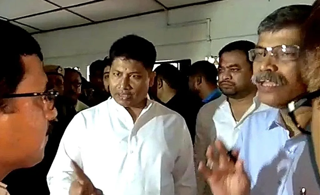 বোকাখাতৰ অসামৰিক চিকিৎসালয়ত পীযুষ হাজৰিকাৰ আকস্মিক পৰিদৰ্শন; চিকিৎসকক নিলম্বন