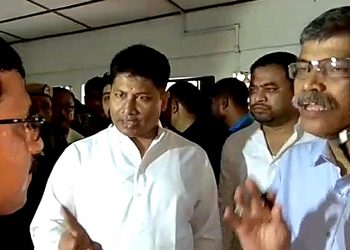 বোকাখাতৰ অসামৰিক চিকিৎসালয়ত পীযুষ হাজৰিকাৰ আকস্মিক পৰিদৰ্শন; চিকিৎসকক নিলম্বন 
