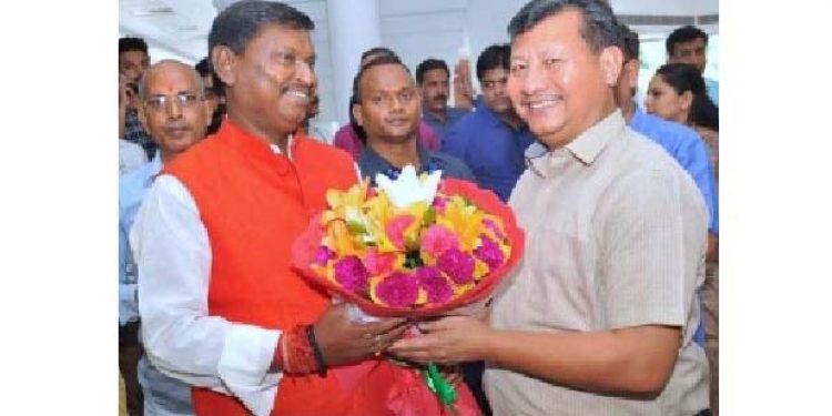 কেন্দ্ৰীয় মন্ত্ৰী অৰ্জুণ মুণ্ডাৰ পৰা সম্বৰ্ধনা গ্ৰহণৰ সময়ত মন্ত্ৰী চন্দন ব্ৰহ্ম