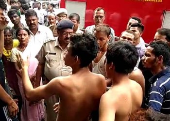 মহানগৰীৰ ছাত্ৰাবাসত ভয়ংকৰ অগ্নিকাণ্ড; কথমপি প্ৰাণ ৰক্ষা ২২ জনকৈ ছাত্ৰৰ