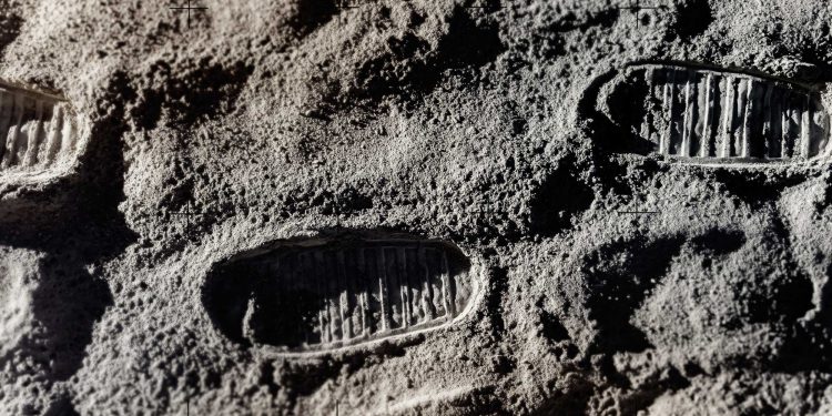 moon-facts-footprints