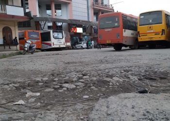 অসম ৰাজ্যিক পৰিবহণ নিগম শিৱসাগৰৰ বাছ আস্থানত মৰণফান্দ সদৃশ গাঁত; শীঘ্ৰে মেৰামতিৰ দাবী