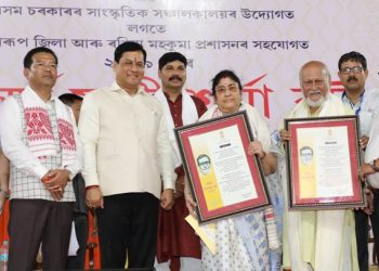 বিশিষ্ট নাট্যশিল্পী দুলাল ৰয় আৰু আৰতী দাস বৈৰাগীলৈ নটসূৰ্য ফণী শৰ্মা বঁটা