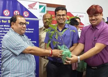 কামৰূপ গাড়ী ডিলাৰে বাহন বিক্ৰী কৰা সময়ত গ্ৰাহকক দিব লাগিব এটাকৈ গছপুলি