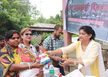 বানাক্ৰান্তৰ কাষত ক্ৰিয়েশ্ব্যন মোছন পিকচাৰ : মালৈবাৰী আৰু ক্ষেত্ৰীৰ বন্যাৰ্তক সাহায্য