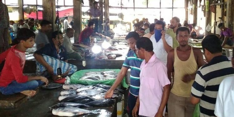 Chalani-fishes-being-sold-in-Silchars-biggest-market-Fatak-Bazaar-on-second-day-of-its-ban-by-Assam-Government