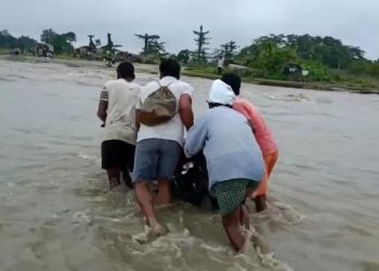 হাগ্ৰামাৰ আধাৰশিলাৰ পিছতো নহ’ল দলং; কান্ধত তুলি পাৰ কৰিবলগীয়া হৈছে চাইকেল-মটৰচাইকেল