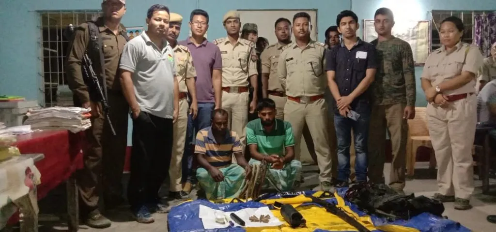 বিশ্বনাথত বহু পৰিমাণৰ অস্ত্ৰ-শস্ত্ৰসহ দুই চোৰাংচিকাৰীক আটক