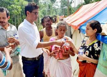 হাজোত বন্যাৰ্তৰ কাষত কংগ্ৰেছ নেতা দুলু আহমেদ, সকলোকে সহায়ৰ আহ্বান