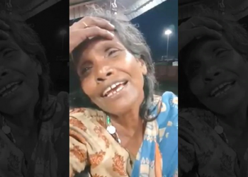 Video|| ৰেইলৱেই ষ্টেইশ্যনত দৰিদ্ৰ যেন লগা মহিলাই গোৱা লতা মংগেশকাৰৰ গান ফেইচবুকত ভাইৰেল
