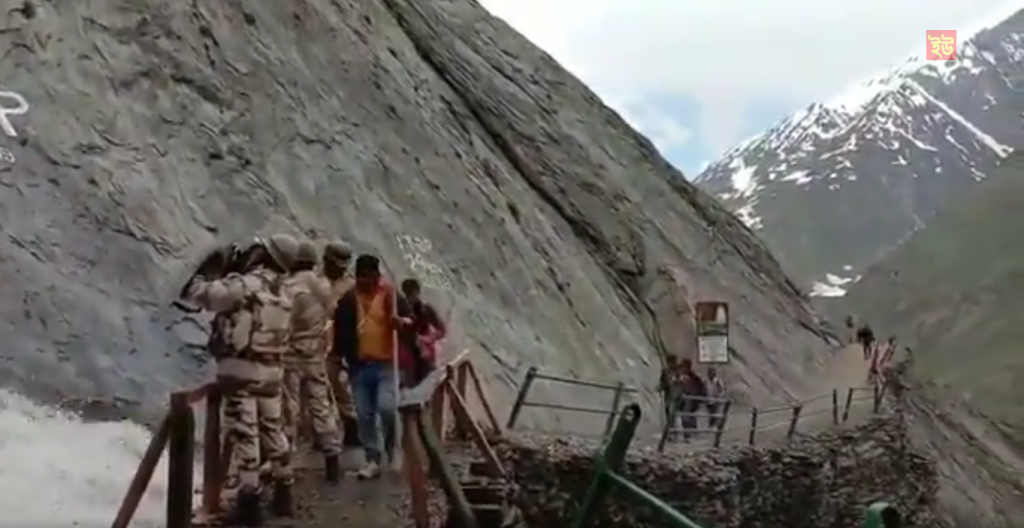 ITBP personnels shield Amarnath yatrees from shooting stones || Viral video