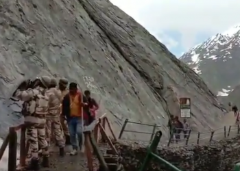 ITBP personnels shield Amarnath yatrees from shooting stones || Viral video