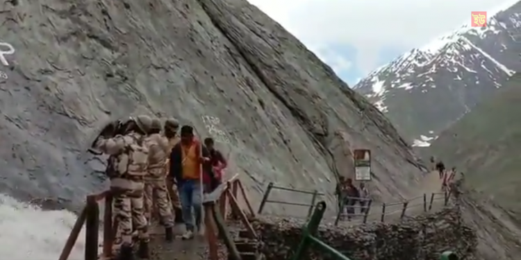 ITBP personnels shield Amarnath yatrees from shooting stones || Viral video