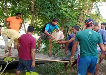 দৰঙত বানপীড়িতলৈ সহায়ৰ হাত চৰ চাপৰি উন্নয়ন আত্মসহায়ক গোটৰ
