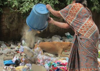 garbage-throwing-pic-750x375