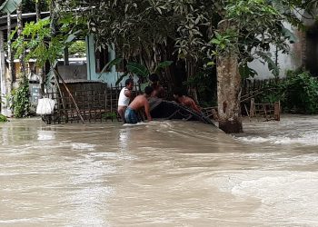 চামগুৰিত ভায়ৱহ বান পৰিস্থিতি; ভগামুখত ১০ জনকৈ যাত্ৰী কঢ়িয়াই অনা নাও দুৰ্ঘটনাত পতিত