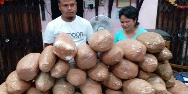 ৪৫ কেজি গাঞ্জাৰ সৈতে ফটো