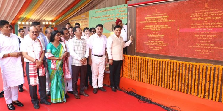 আজি গুৱাহাটীত অনুষ্ঠিত PMAYGৰ আধাৰশিলা স্থাপন অনুষ্ঠানৰ ছবি। ফটো -  য়ু বি