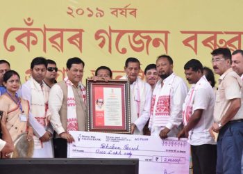 শিল্পী-সাহিত্যিক ভৱেন বৰাক ২০১৯ বৰ্ষৰ শোণিতকোঁৱৰ গজেন বৰুৱা বঁটা প্ৰদান মুখ্য মন্ত্ৰী সৰ্বানন্দ সোণোৱালৰ