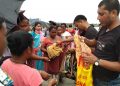 তিনিচুকীয়াত স্বেচ্ছাসেৱী মঞ্চ ‘প্ৰশান্তি’ৰ উদ্যোগত বান সাহায্য বিতৰণ
