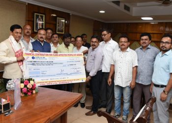 মাৰ্ঘেৰিটাৰ ক’ল ইণ্ডিয়া লিমিটেডৰ কৰ্মচাৰীৰ তৰফৰ পৰা বানপীড়িত ৰাইজলৈ ৩০ লক্ষাধিক টকাৰ সাহায্য