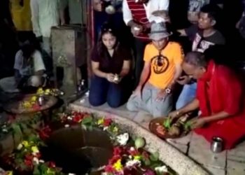 শিৱসাগৰৰ শিৱদ’লৰ ব্ৰাহ্মণৰ ওচৰত আৰ্শীবাদ ল’লে জুবিন গাৰ্গে
