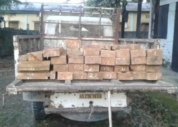 জাগুনত লক্ষাধিক টকাৰ চোৰাং কাঠ ভৰ্তি বাহন জব্দ; সৰবৰাহকাৰী পলাতক
