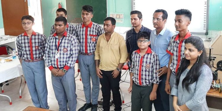 ফটোত সোঁফালৰ পৰা তৃতীয়জন, তনুভৱ ভাগৱতী