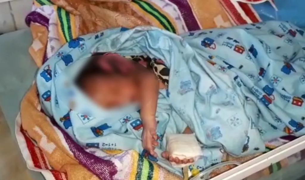 মাৰ্ঘেৰিটাত সদ্যোজাত শিশুক কলপাতেৰে মেৰিয়াই পেলাই থৈ গ’ল পথাৰত