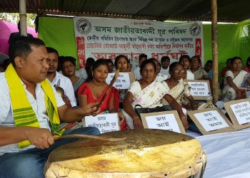 পহিলা ভাদৰ দিনাই মাজুলীৰ কমলবাৰী ঘাটত ডবা-শংখ বজাই প্ৰতিবাদ