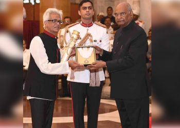 সুধাকণ্ঠলৈ ‘ভাৰত ৰত্ন’, পুত্ৰ তেজ হাজৰিকাই ৰাষ্ট্ৰপতিৰ পৰা গ্ৰহণ কৰিলে বঁটা