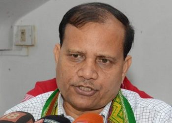 War of words between Asom Sahitya Sabha president and India Post officer in Guwahati's Meghdoot Bhawan