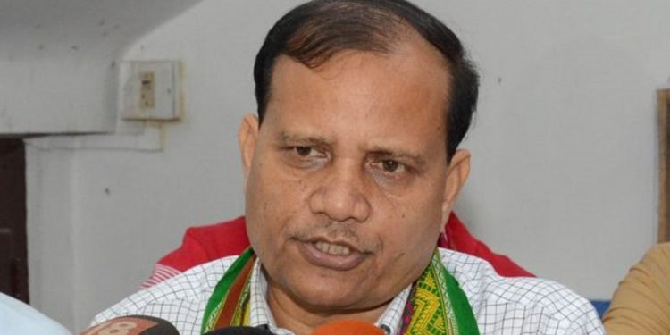 War of words between Asom Sahitya Sabha president and India Post officer in Guwahati's Meghdoot Bhawan