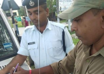 অসমত কঠোৰ যান-বাহন আৰক্ষী; ট্ৰেফিক কনিষ্টবল, গৃহৰক্ষী জোৱানেও ভৰিব লগা হ’ল জৰিমনা