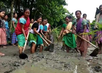 মুখ্য মন্ত্ৰীৰ সমষ্টিত পথৰ ওপৰত ভূঁই ৰুই মহিলাৰ প্ৰতিবাদ