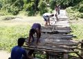 তিনিটা সমষ্টিৰ সংযোগস্থলত থকা দলঙৰ জৰাজীৰ্ণ ৰূপ; স্থানীয় ৰাইজে নিজে কৰিলে মেৰামতি