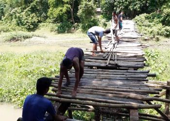 তিনিটা সমষ্টিৰ সংযোগস্থলত থকা দলঙৰ জৰাজীৰ্ণ ৰূপ; স্থানীয় ৰাইজে নিজে কৰিলে মেৰামতি