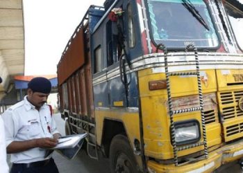 ২২০০০ টকাৰ চালানত ৪০০ টকা  দি হাত সাৰিব পাৰিব কেনেকৈ? ক’লে আৰক্ষী বিষয়াই নিজে