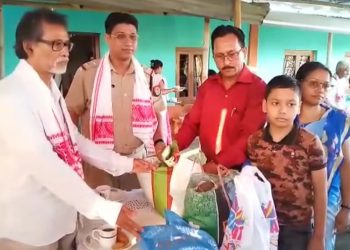 নিজৰ দৰমহাৰ ধনেৰে বৃদ্ধাশ্ৰমত এমাহৰ খাদ্য-বস্ত্ৰ প্ৰদান শিক্ষকৰ
