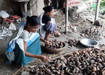 ক্ৰমাৎ ইতিহাস হোৱাৰ দিশত শিৱসাগৰৰ অৰ্জুনগুৰিৰ মৃৎ শিল্পী