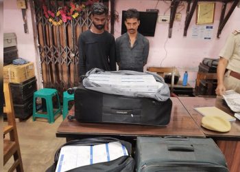 গুৱাহাটী ৰেইলৱে ষ্টেশ্যনত জব্দ বৃহৎ পৰিমাণৰ কোৰিয়ান চিগাৰেট; দুজনক আটক