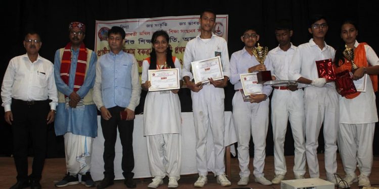 শিশু শিক্ষা সমিতি 
শিশু শিক্ষা সমিতি অসমৰ উদ্যোগত অনুষ্ঠিত সদৌ অসম ভিত্তিক কুইজ প্ৰতিযোগিতাৰ এটা দৃশ্য। ২৯ অক্টোবৰত, গুৱাহাটীত।