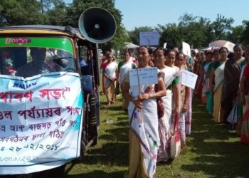 নিচাযুক্ত দ্ৰব্যৰ প্ৰচলন বন্ধৰ দাবীত শদিয়াত শতাধিক মহিলাৰ প্ৰতিবাদী সমদল