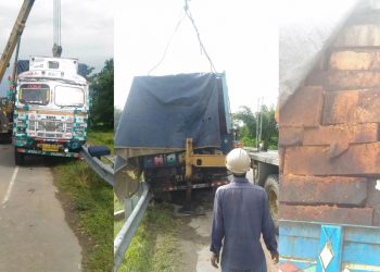 চোৰাং কাঠ সৰবৰাহৰ কৰিডৰত পৰিণত ধলা-শদিয়া সেঁতু; শদিয়াত কাঠভৰ্তি ট্ৰাক দুৰ্ঘটনাগ্ৰস্ত